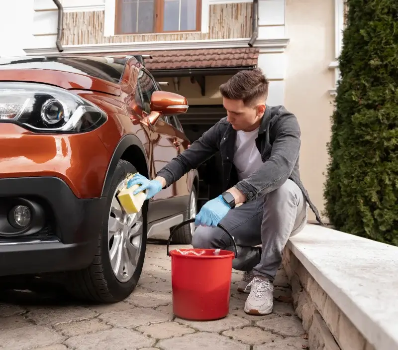 Lavage auto à domicile Lavoux : professionnel intervenant sur un véhicule